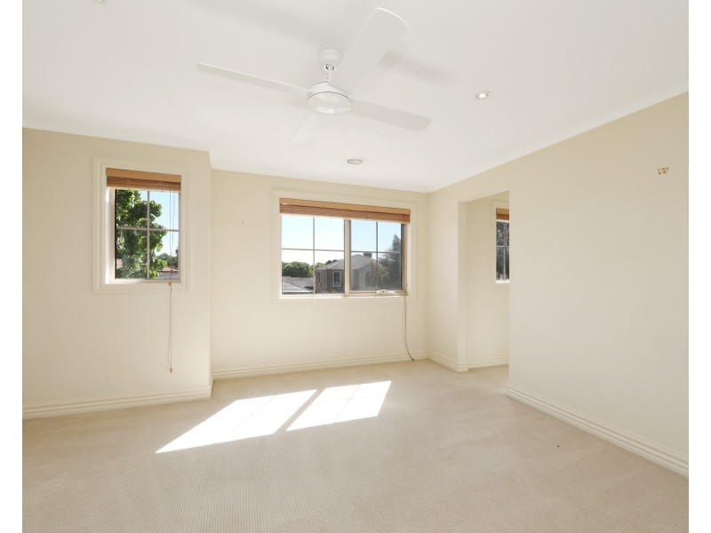 26 Sovereign Crest Boulevard, Rowville VIC 3178