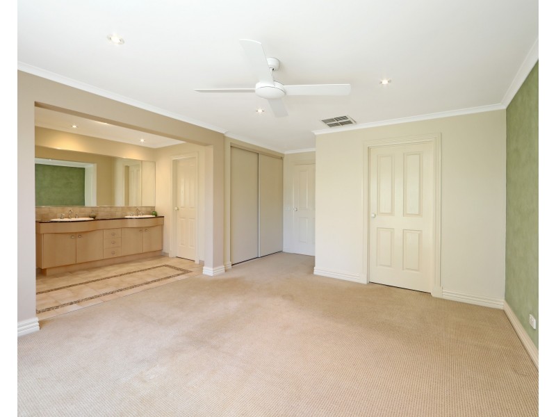 26 Sovereign Crest Boulevard, Rowville VIC 3178