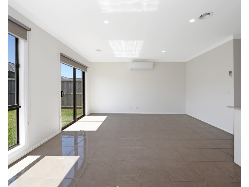 17 Guernsey Street, Clyde North VIC 3978