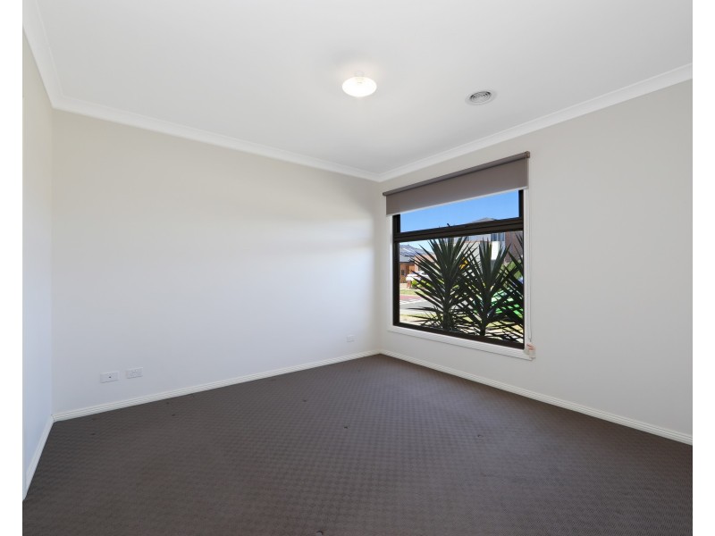 17 Guernsey Street, Clyde North VIC 3978