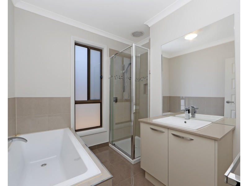 17 Guernsey Street, Clyde North VIC 3978