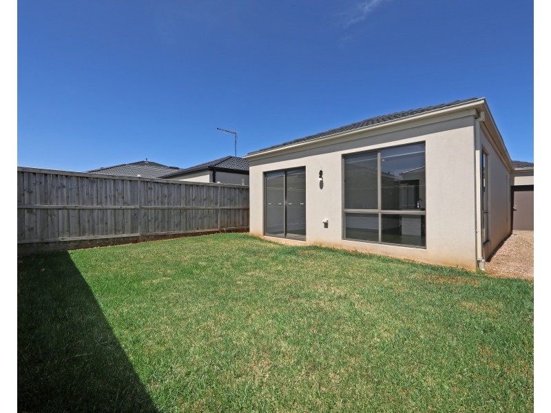 17 Guernsey Street, Clyde North VIC 3978