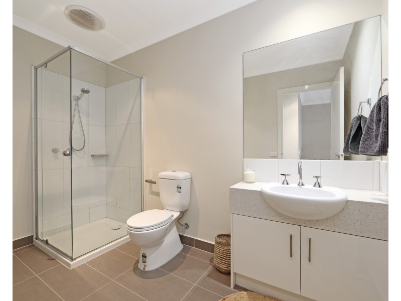 69 Lakeside Boulevard, Pakenham VIC 3810