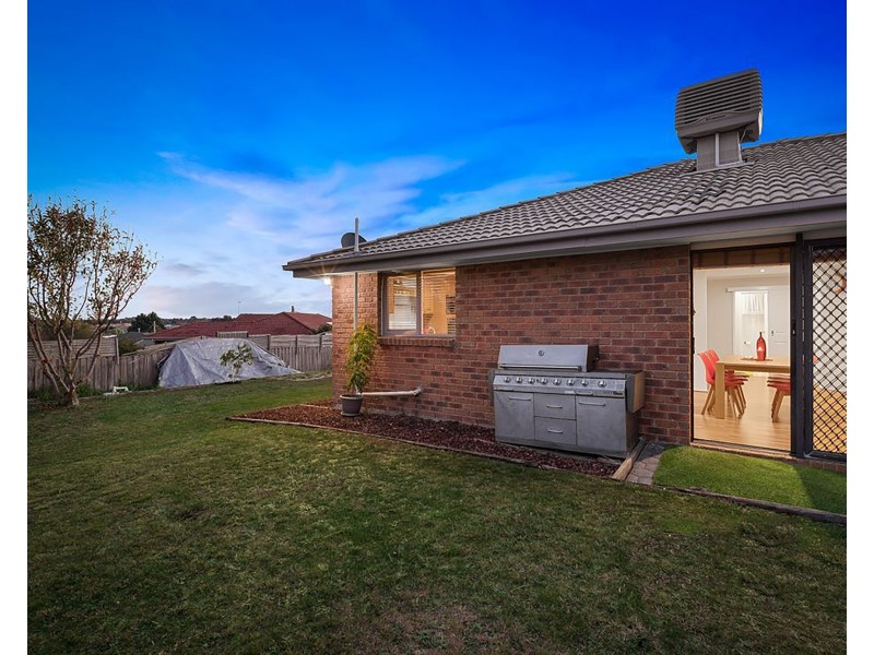 2 Meredith Crescent, Hampton Park VIC 3976