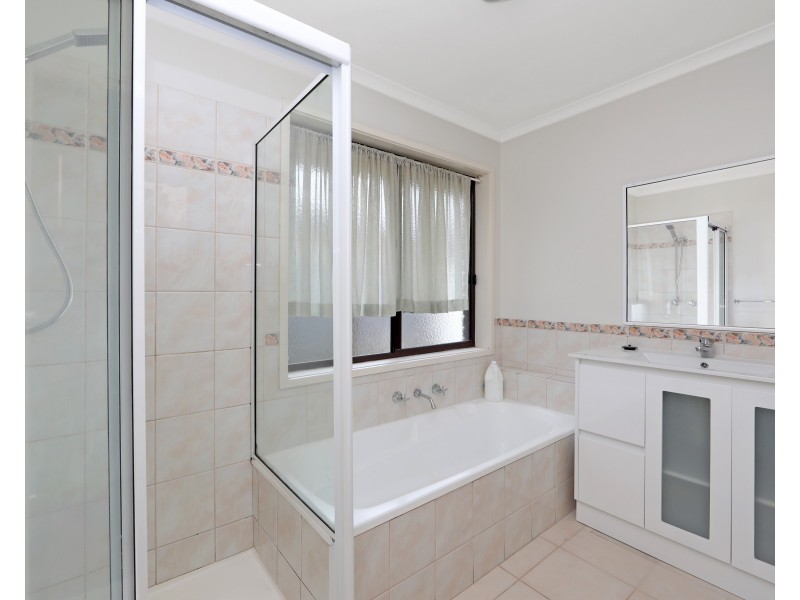 1 Adrian Place, Rowville VIC 3178
