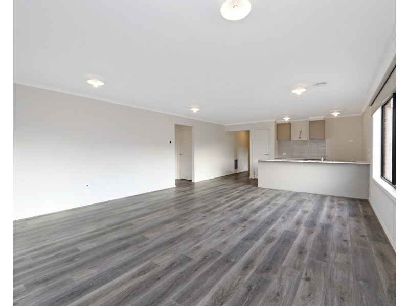 6 Burnett Way, Clyde North VIC 3978