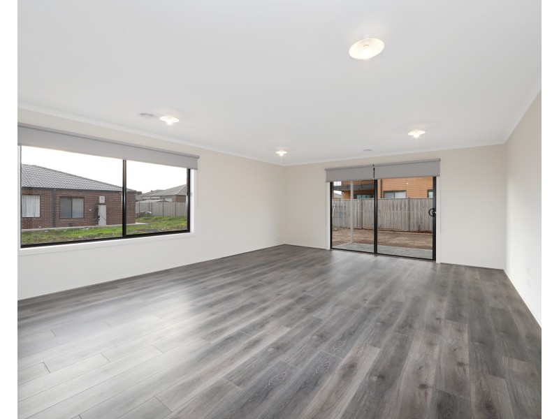 6 Burnett Way, Clyde North VIC 3978