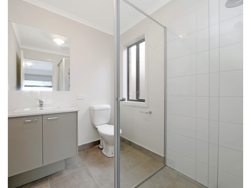 6 Burnett Way, Clyde North VIC 3978