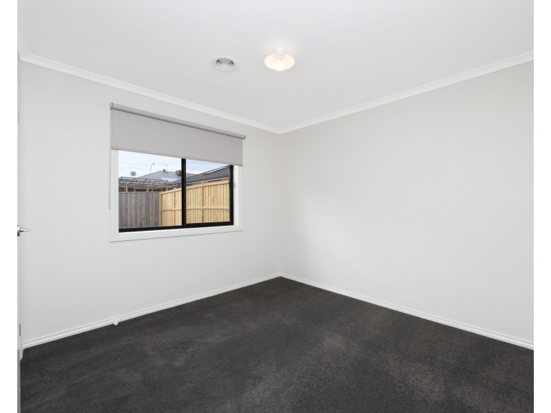 6 Burnett Way, Clyde North VIC 3978