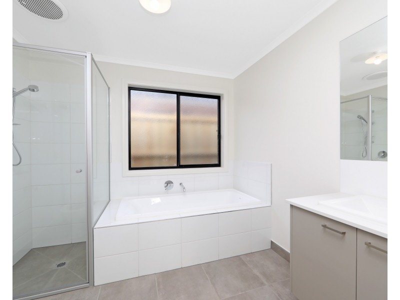 6 Burnett Way, Clyde North VIC 3978