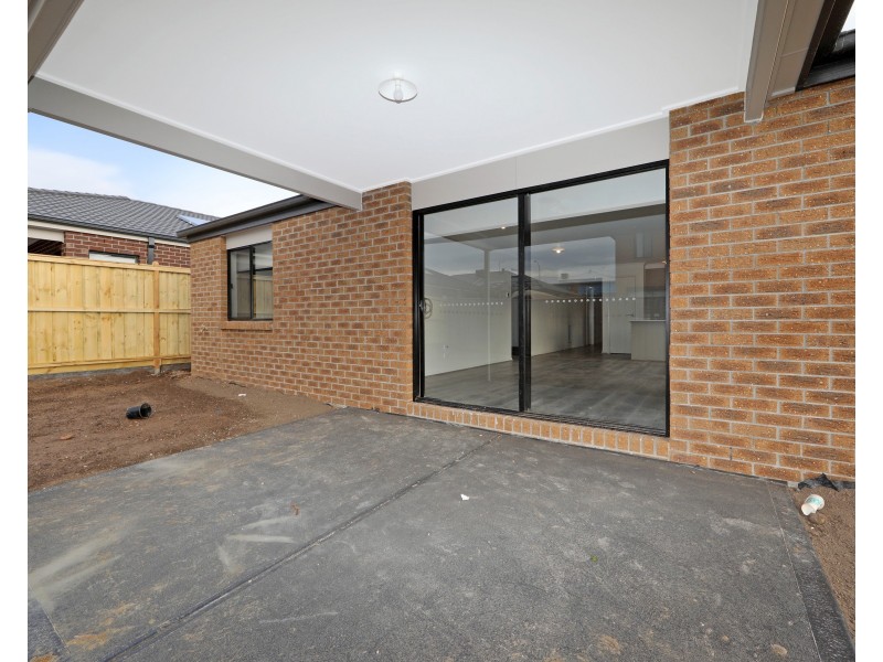 6 Burnett Way, Clyde North VIC 3978