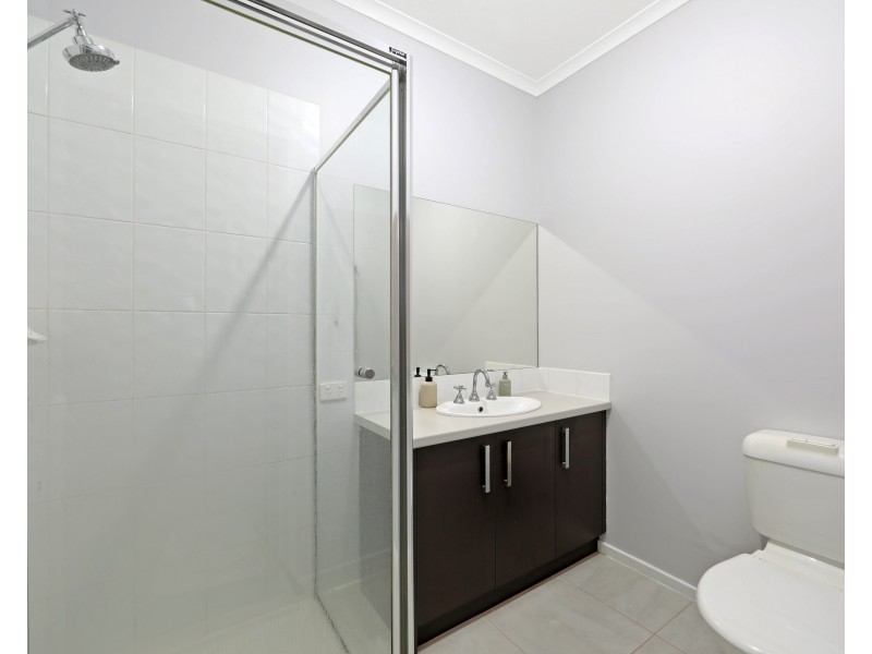 1/120 Ahern Road, Pakenham VIC 3810