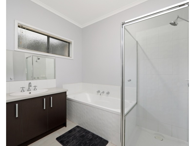 1/120 Ahern Road, Pakenham VIC 3810