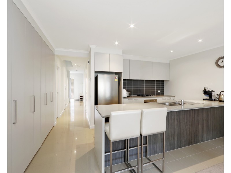 10 Flora Grove, Wantirna South VIC 3152