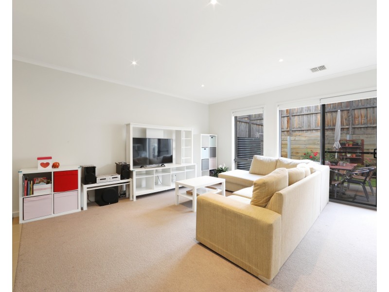 10 Flora Grove, Wantirna South VIC 3152