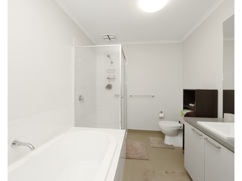 10 Flora Grove, Wantirna South VIC 3152