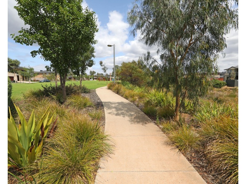 10 Flora Grove, Wantirna South VIC 3152