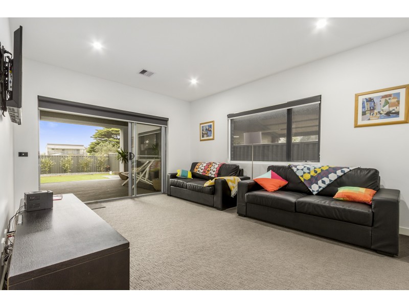 2/95 Seaview Avenue, Safety Beach VIC 3936