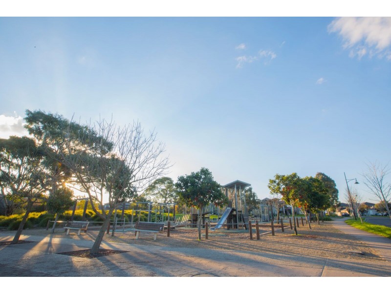 27 Knoll Walk, Epping VIC 3076