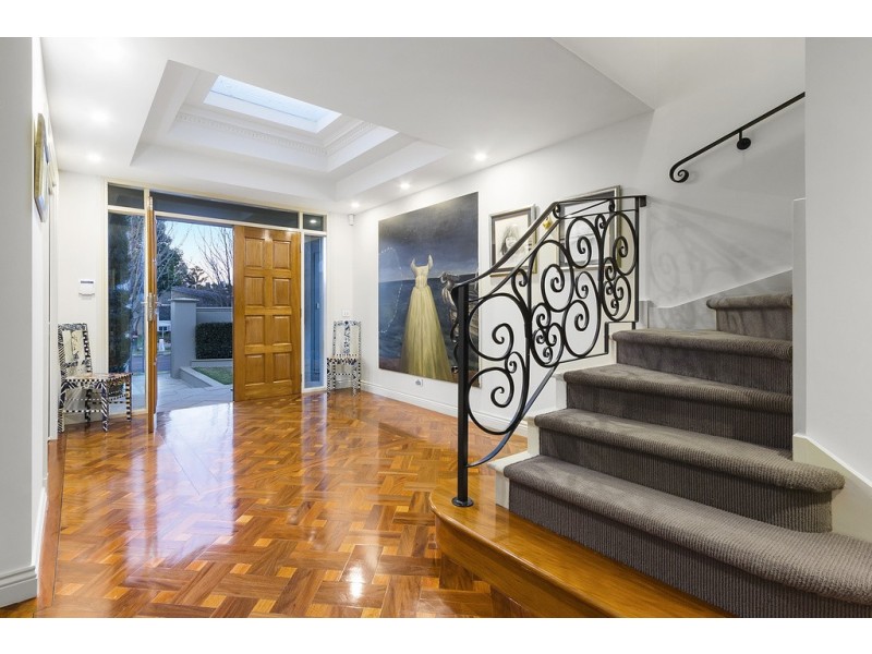 8 Rowallan Court, Doncaster East VIC 3109