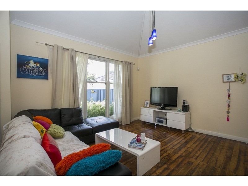 2/32 Cross Street, Queens Park WA 6107