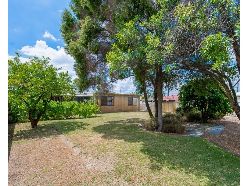 31 Embleton Avenue, Embleton WA 6062