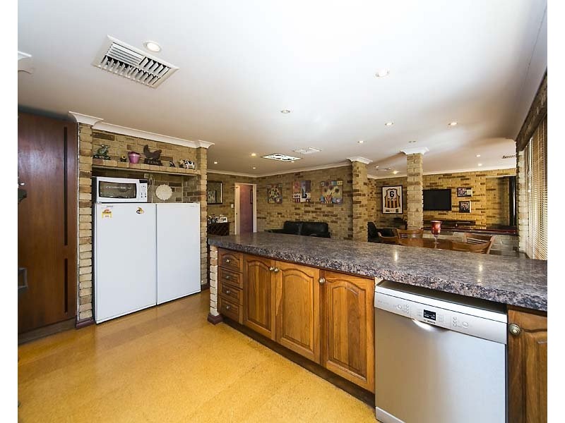 15 Tropical Gardens, Ballajura WA 6066