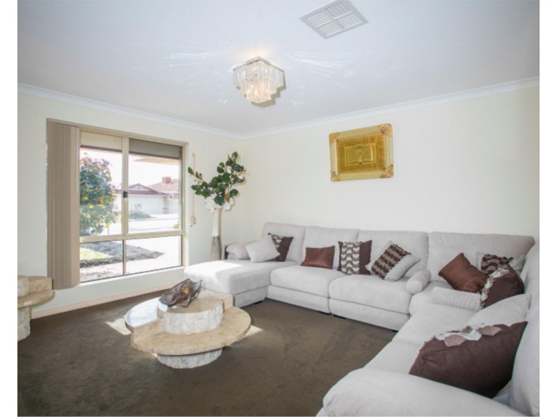 15 Viola Place, Beechboro WA 6063