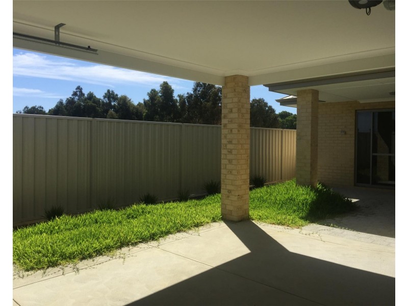 24 Baltic Approach, Piara Waters WA 6112