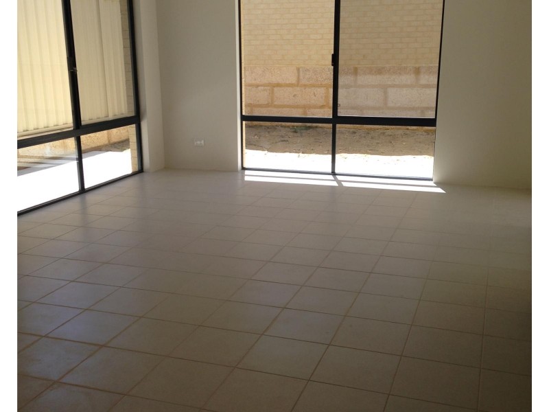 2/4 Classic Rise, Pearsall WA 6065