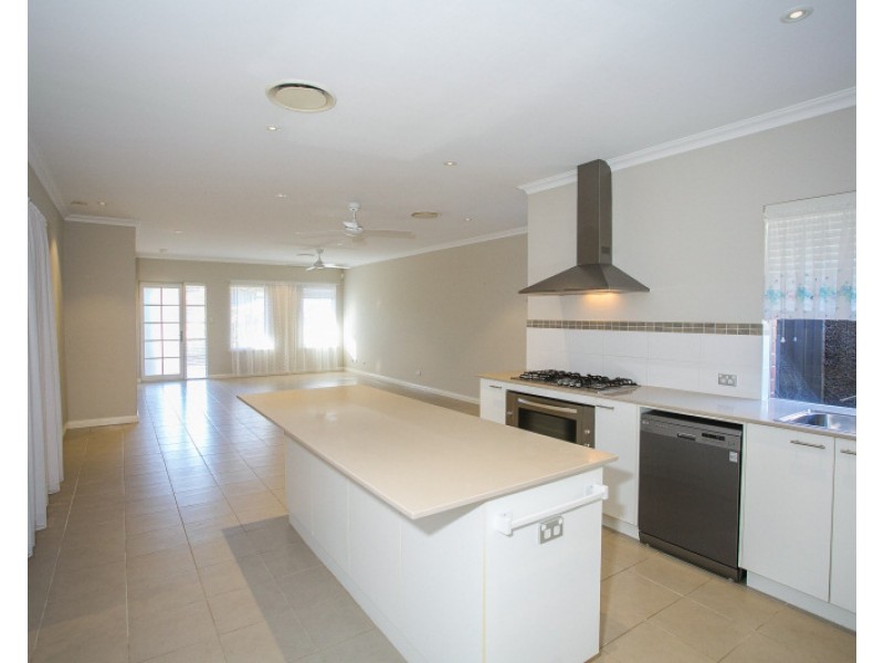 12 Lago Promenade, Aveley WA 6069