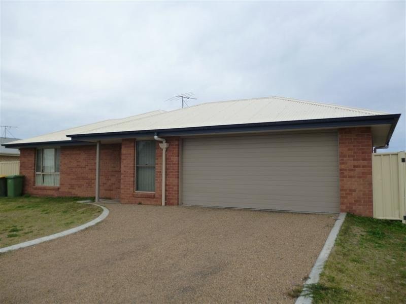 11 Barry Place, Dalby QLD 4405