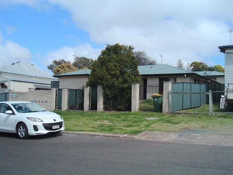 1/3 Stradbroke Street, Rockville QLD 4350