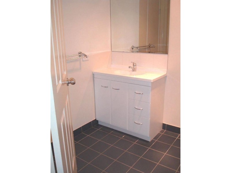 1/3 Stradbroke Street, Rockville QLD 4350