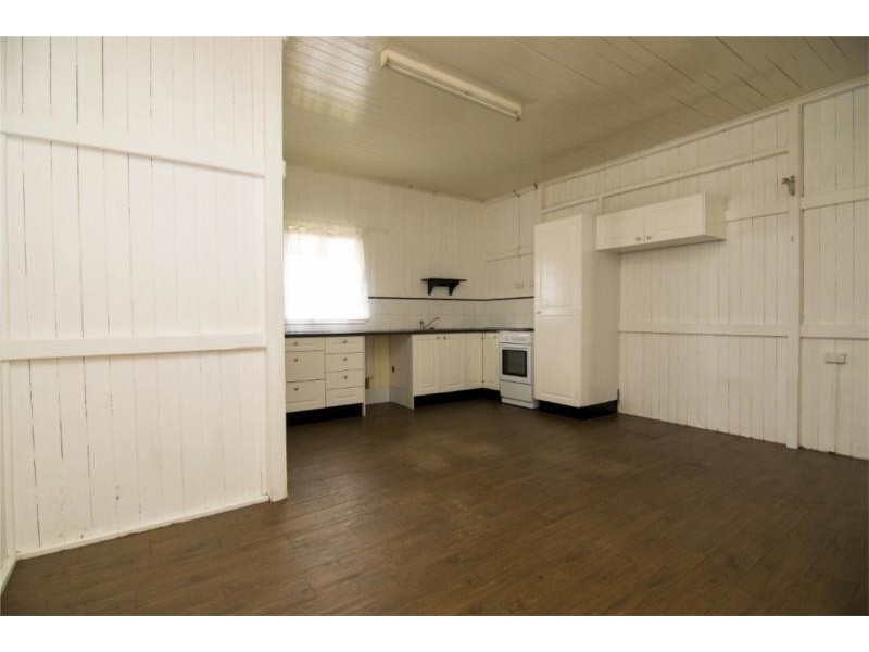 4 Knowles Street, Dalby QLD 4405