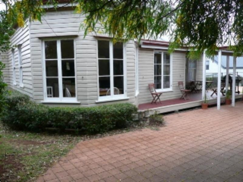 1 Robinson St, North Toowoomba QLD 4350