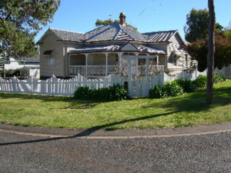1 Robinson St, North Toowoomba QLD 4350