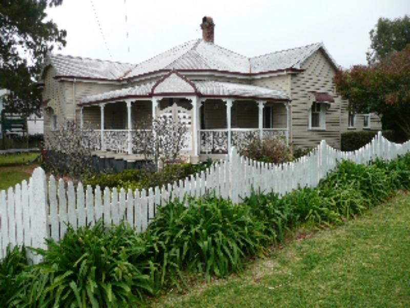 1 Robinson St, North Toowoomba QLD 4350