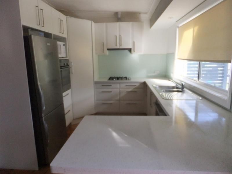 9 Windsor Rd, Berkeley Vale NSW 2261