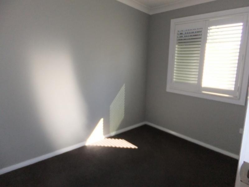 9 Windsor Rd, Berkeley Vale NSW 2261