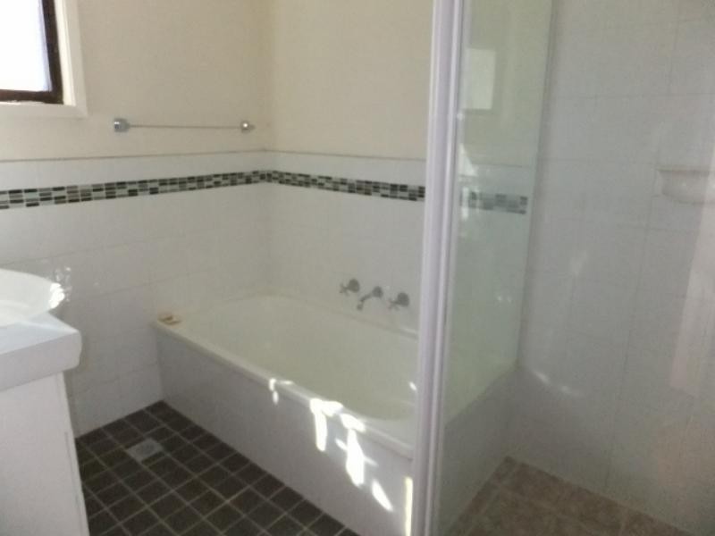 9 Windsor Rd, Berkeley Vale NSW 2261