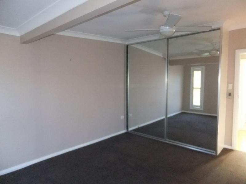 9 Windsor Rd, Berkeley Vale NSW 2261