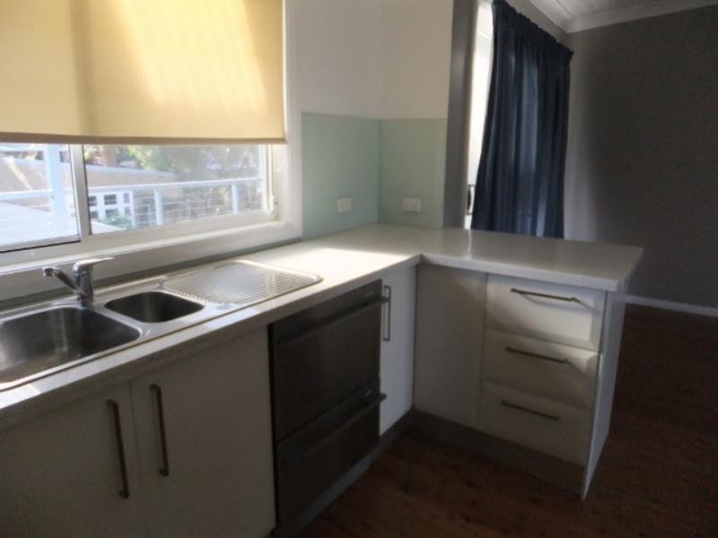 9 Windsor Rd, Berkeley Vale NSW 2261