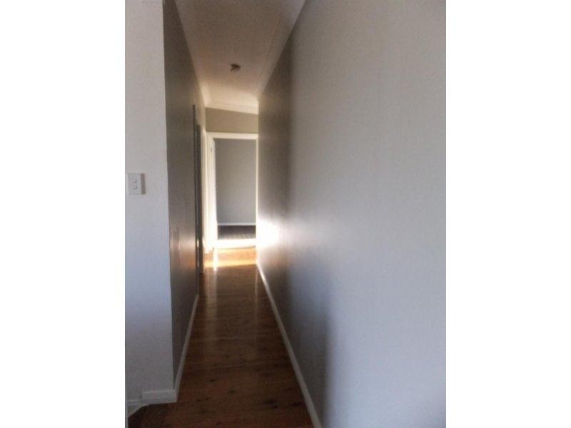 9 Windsor Rd, Berkeley Vale NSW 2261