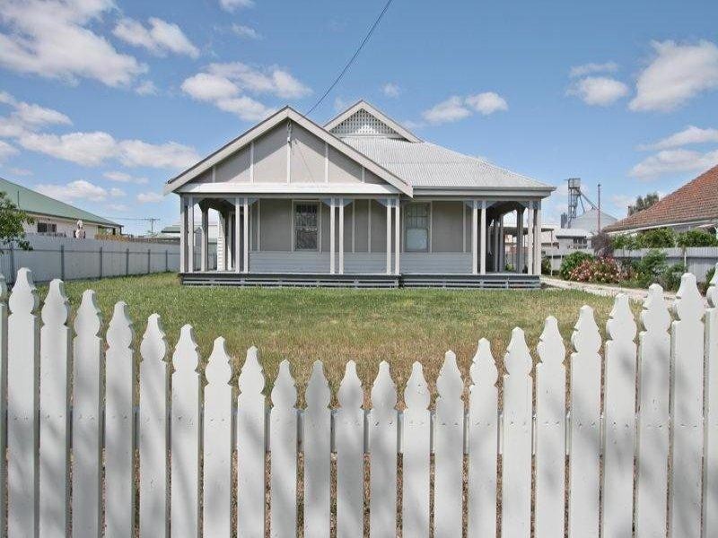 10 Davis Ave, Nhill VIC 3418
