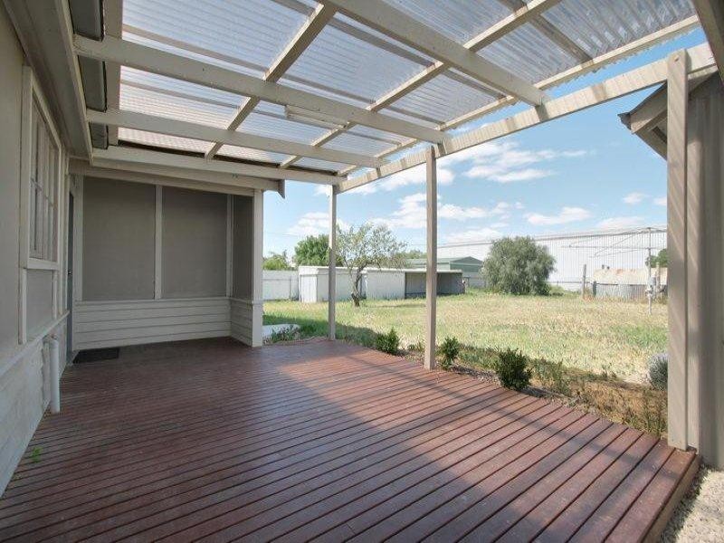 10 Davis Ave, Nhill VIC 3418