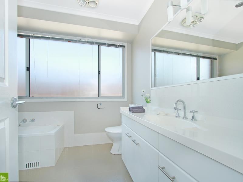 8 Swan Place, Albion Park NSW 2527