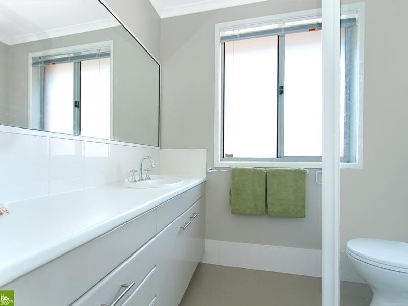 8 Swan Place, Albion Park NSW 2527