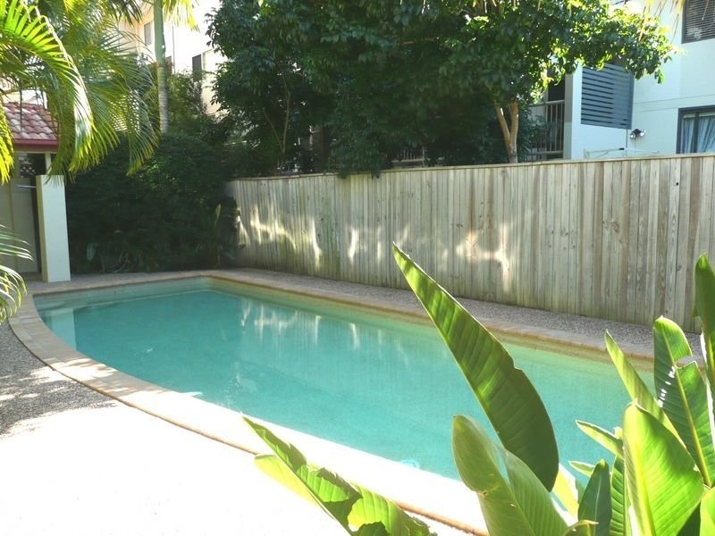 2/5 Ewart Street, Burleigh Heads QLD 4220