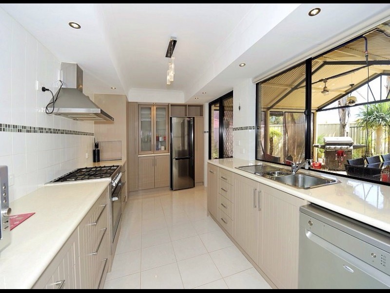 4 Japonica Heights, Halls Head WA 6210